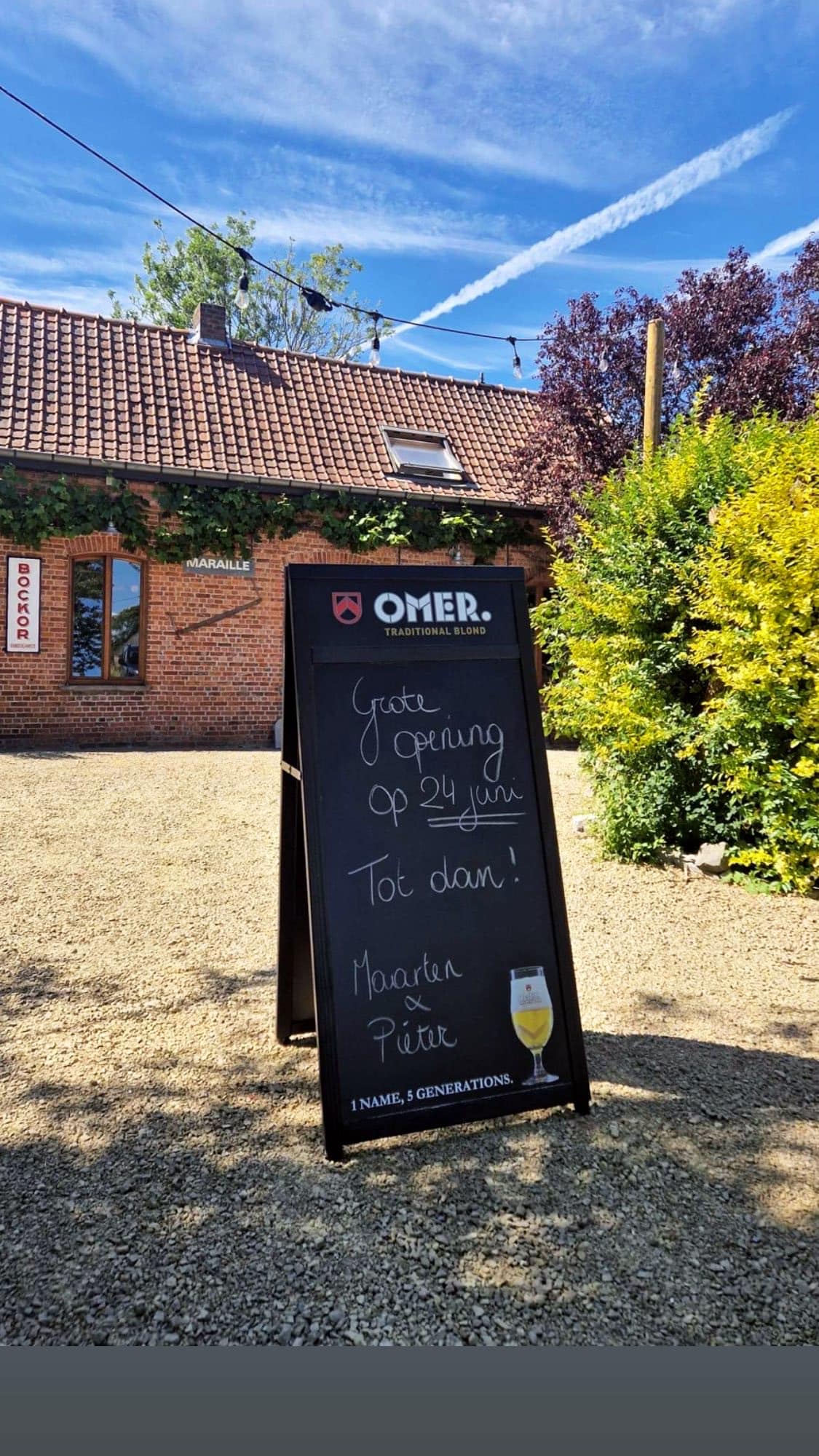 Een bord met de openingsdatum erop.