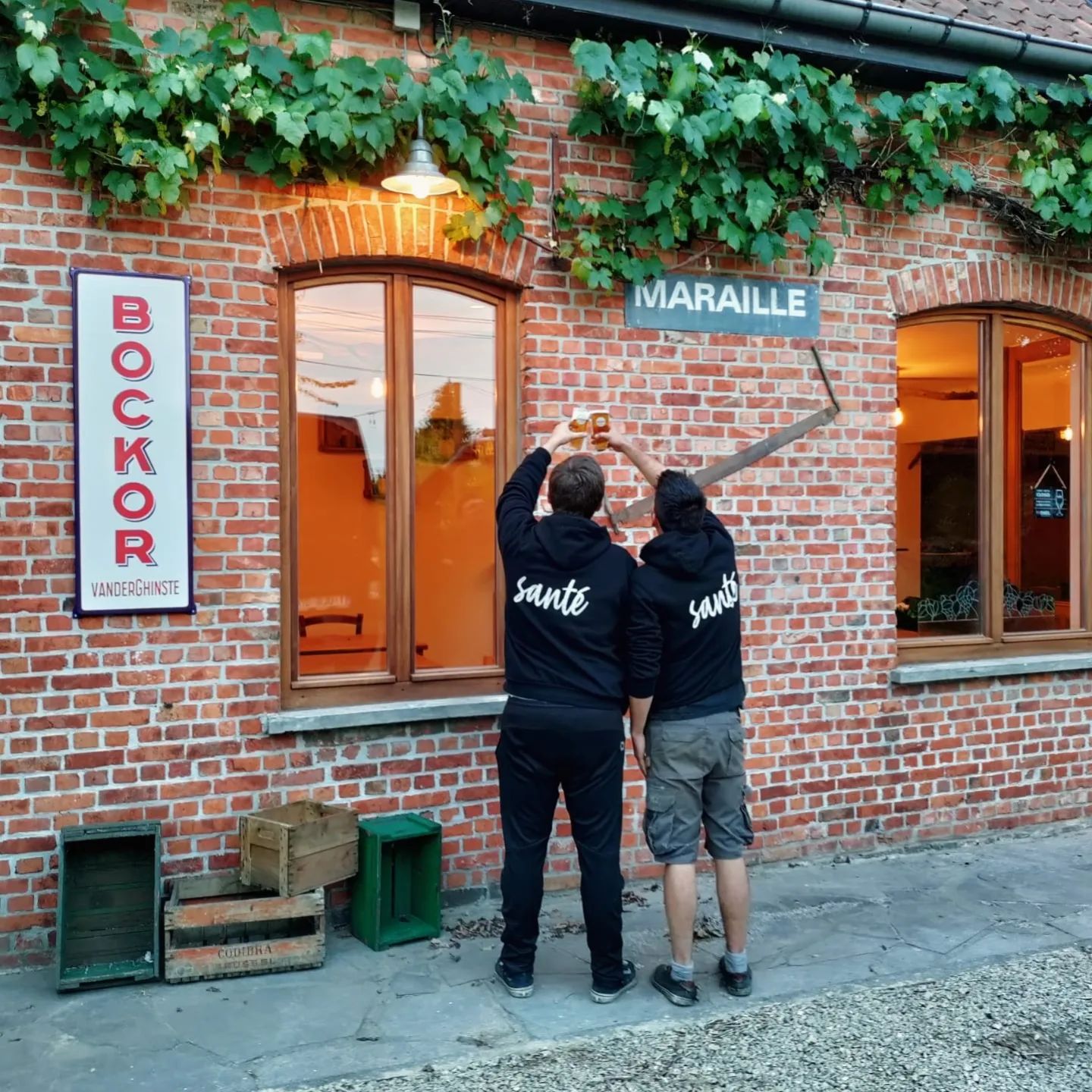 De eigenaars heffen het glas voor het café.