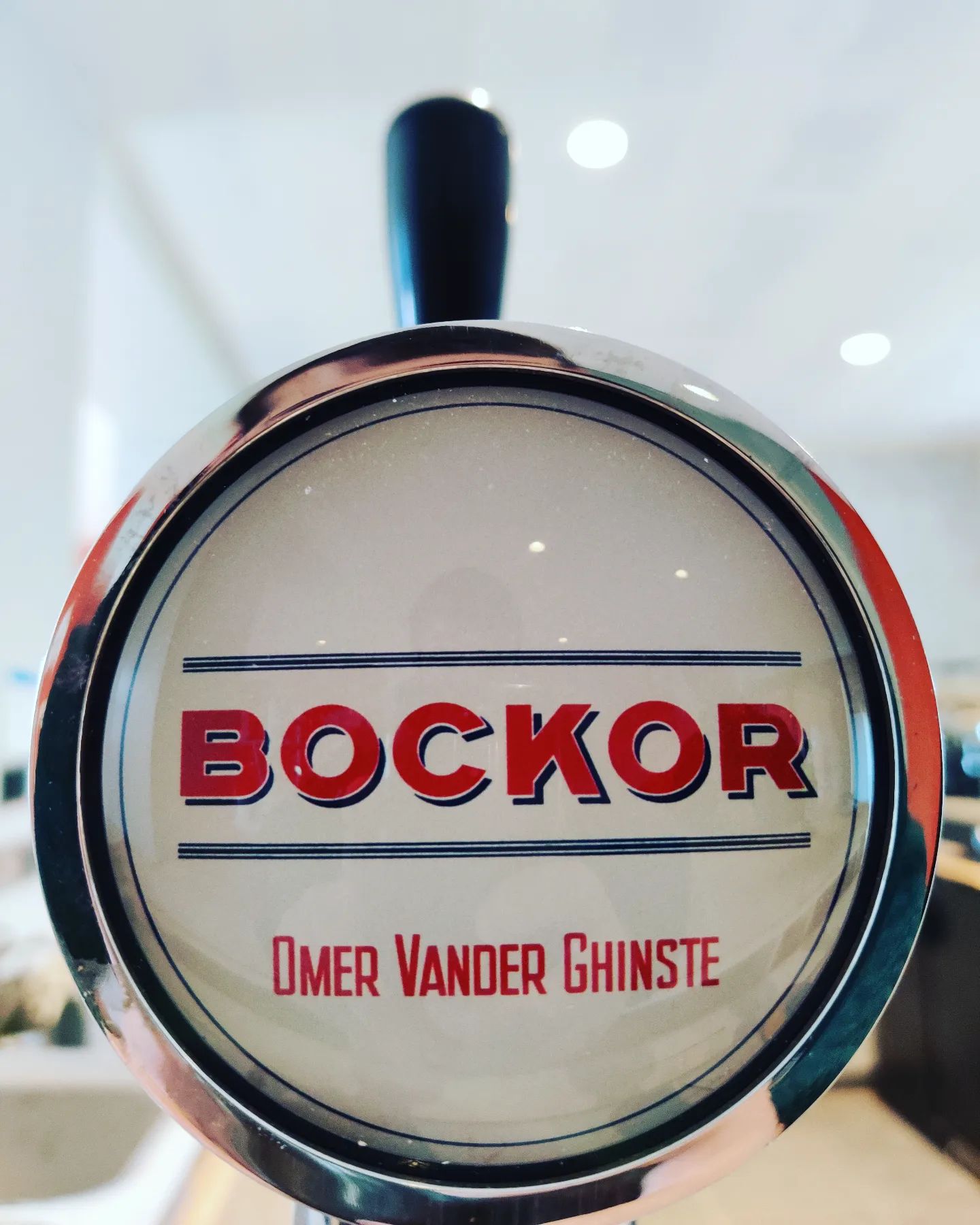 De tapkraan achter de toog.